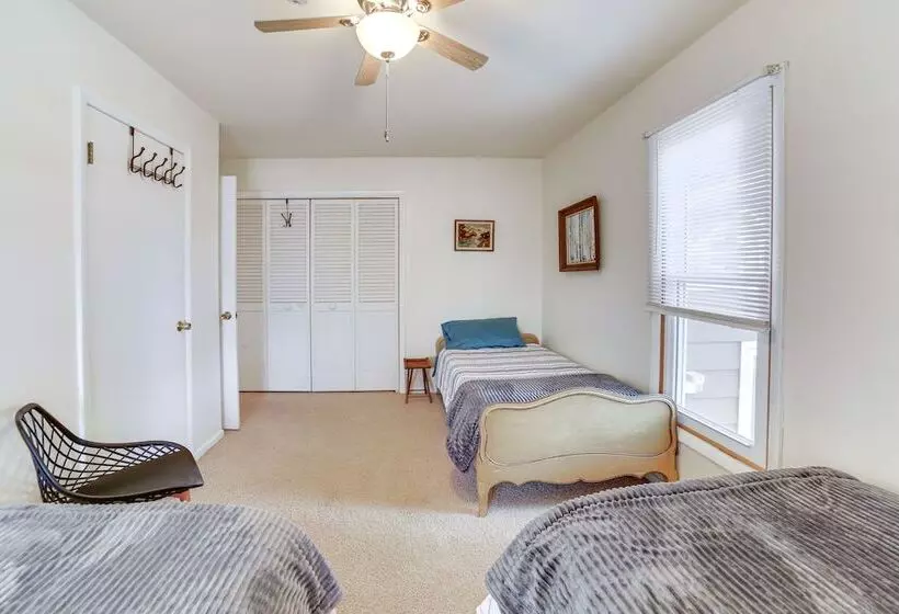 Nfl Draft Home Near Lambeau: Private Beach & Deck!