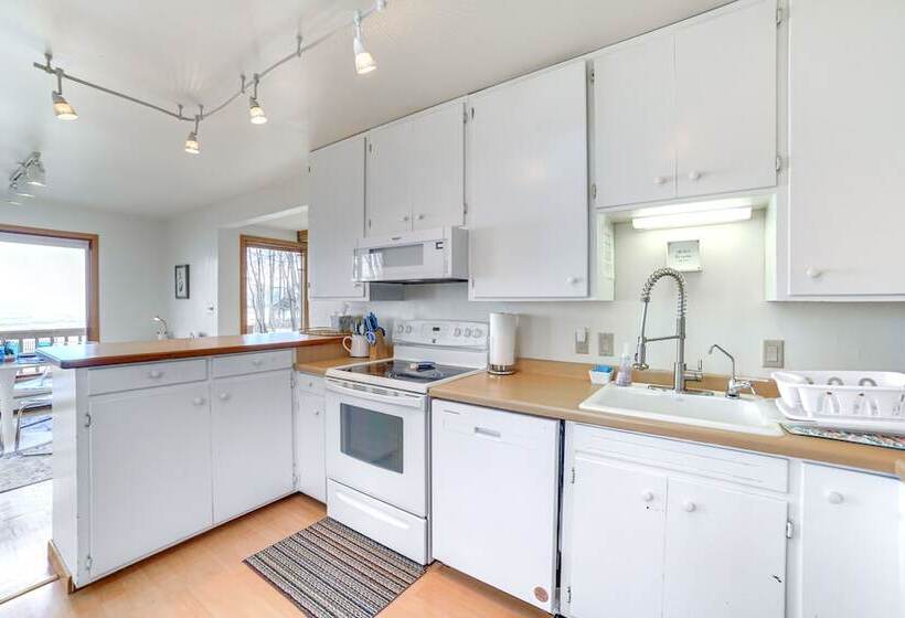 Nfl Draft Home Near Lambeau: Private Beach & Deck!