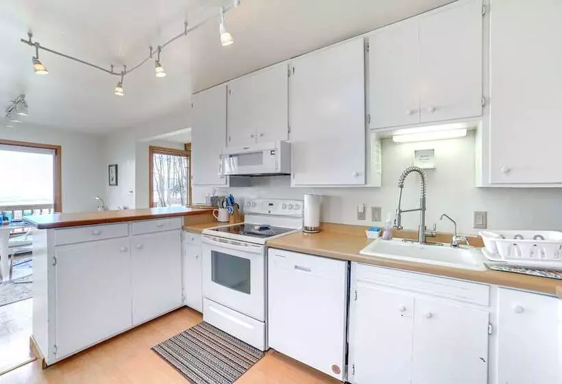 Nfl Draft Home Near Lambeau: Private Beach & Deck!