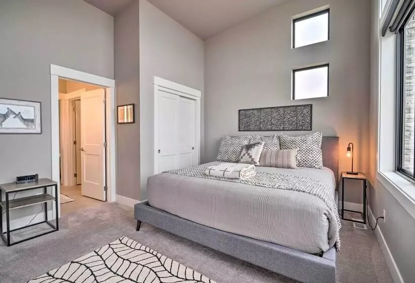 Lavish Lake Chelan Escape: Pool & Panoramic Views
