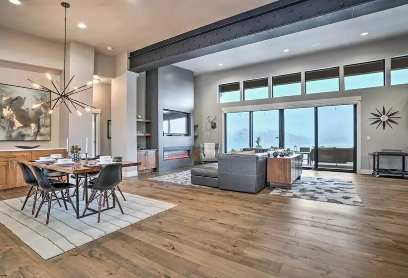 Lavish Lake Chelan Escape: Pool & Panoramic Views