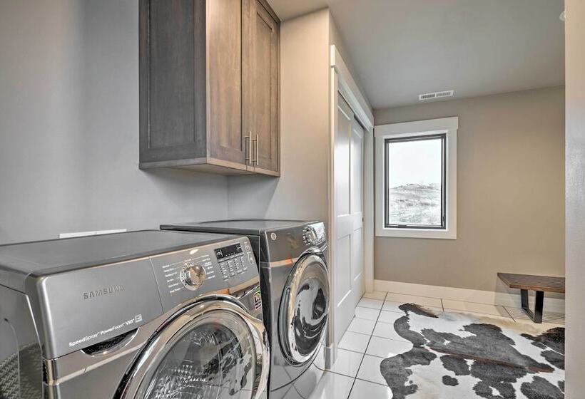 Lavish Lake Chelan Escape: Pool & Panoramic Views