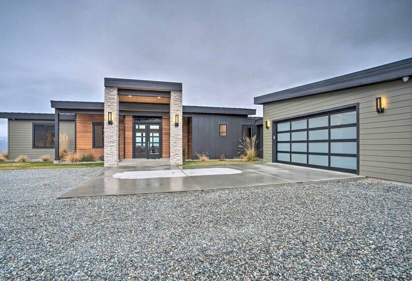 Lavish Lake Chelan Escape: Pool & Panoramic Views