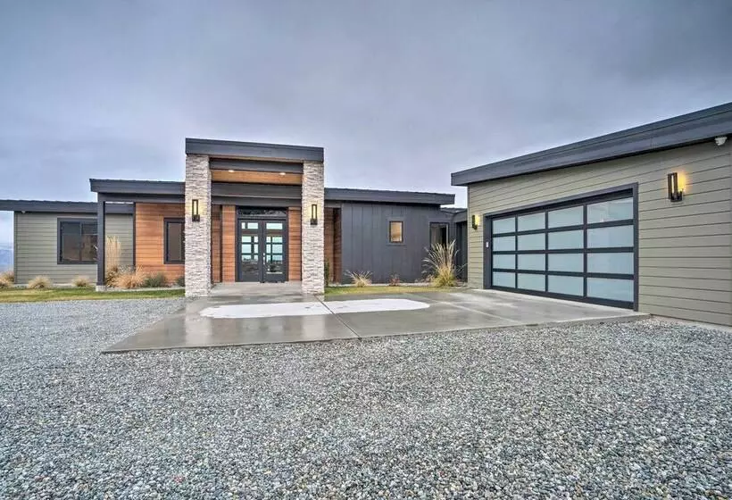 Lavish Lake Chelan Escape: Pool & Panoramic Views