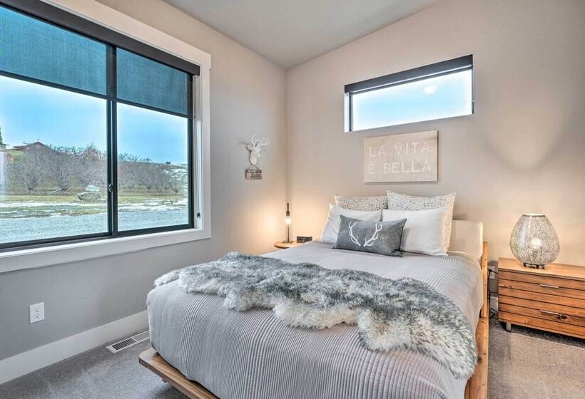 Lavish Lake Chelan Escape: Pool & Panoramic Views