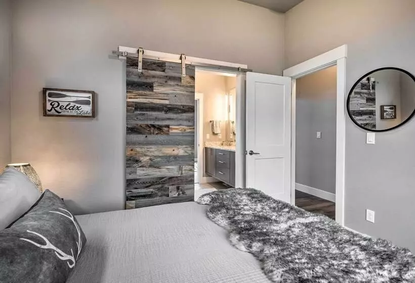 Lavish Lake Chelan Escape: Pool & Panoramic Views