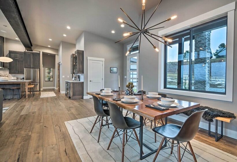 Lavish Lake Chelan Escape: Pool & Panoramic Views