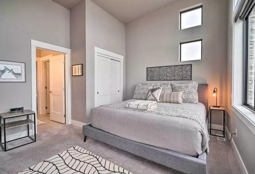 Lavish Lake Chelan Escape: Pool & Panoramic Views
