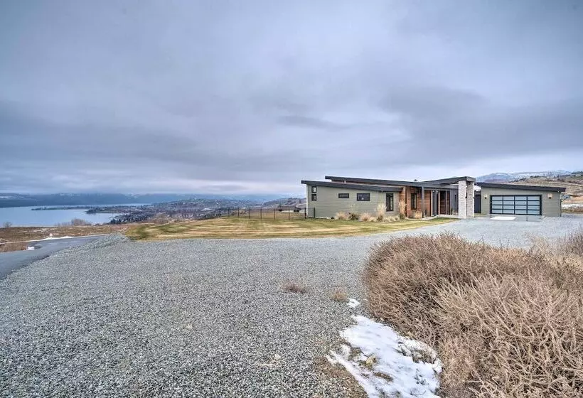 Lavish Lake Chelan Escape: Pool & Panoramic Views