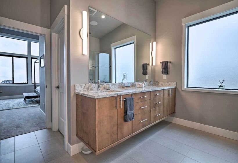 Lavish Lake Chelan Escape: Pool & Panoramic Views