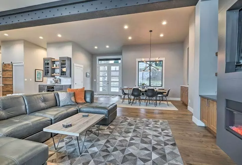 Lavish Lake Chelan Escape: Pool & Panoramic Views