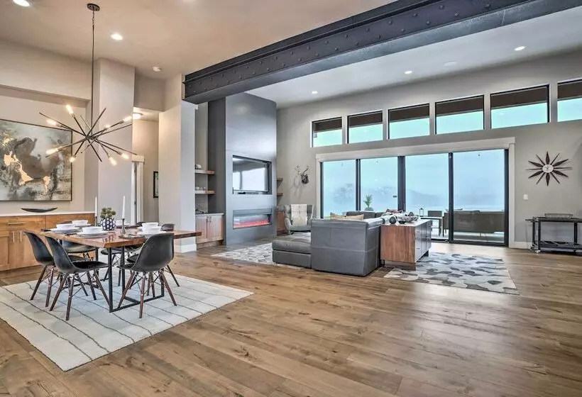 Lavish Lake Chelan Escape: Pool & Panoramic Views