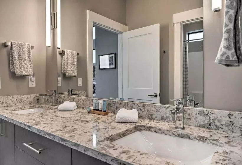 Lavish Lake Chelan Escape: Pool & Panoramic Views