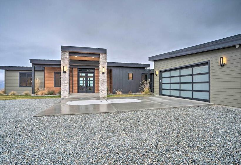 Lavish Lake Chelan Escape: Pool & Panoramic Views