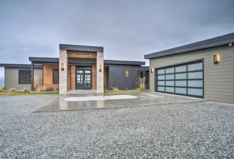 Lavish Lake Chelan Escape: Pool & Panoramic Views