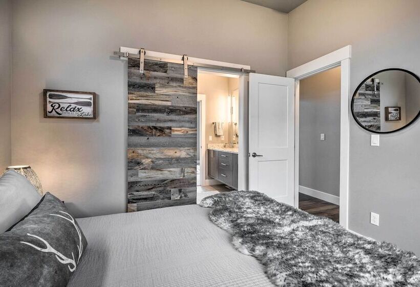 Lavish Lake Chelan Escape: Pool & Panoramic Views