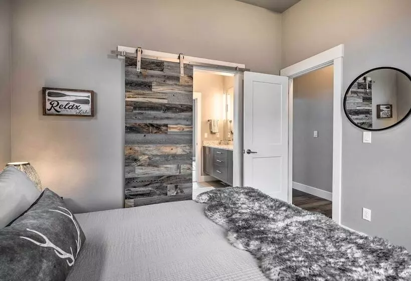 Lavish Lake Chelan Escape: Pool & Panoramic Views
