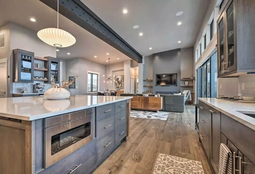 Lavish Lake Chelan Escape: Pool & Panoramic Views
