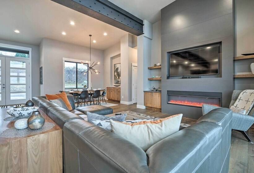 Lavish Lake Chelan Escape: Pool & Panoramic Views