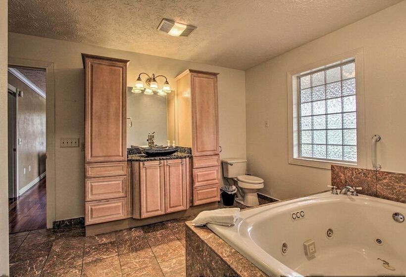 Luxe Cabin W/ Covered Pool + Smoky Mountain Vistas