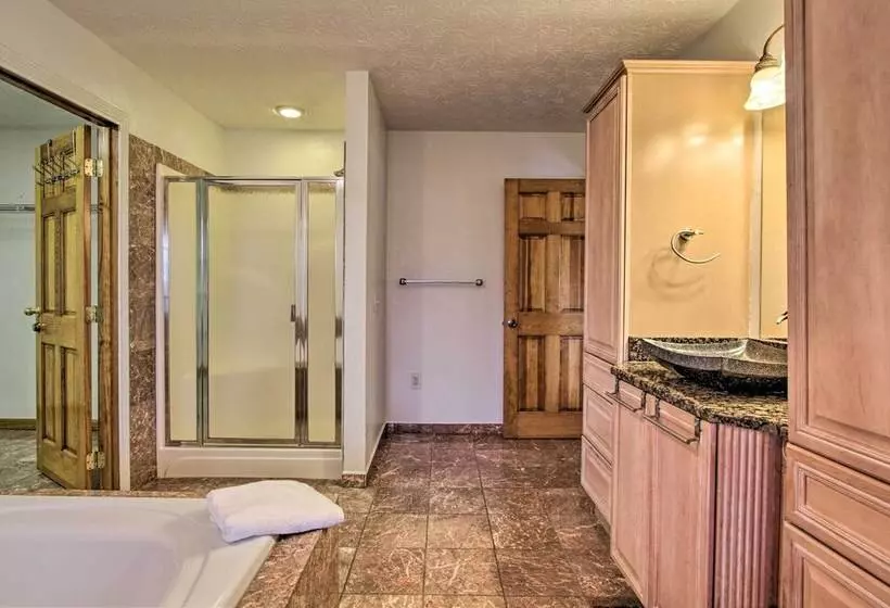 Luxe Cabin W/ Covered Pool + Smoky Mountain Vistas