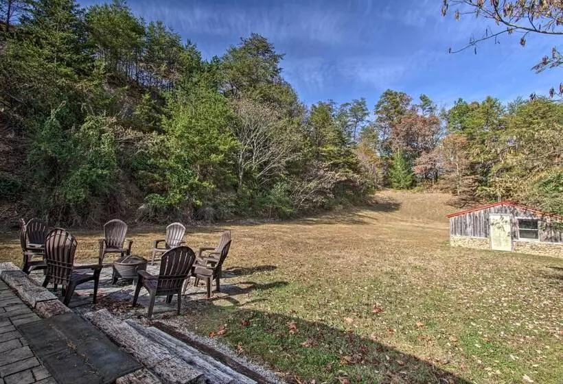 Luxe Cabin W/ Covered Pool + Smoky Mountain Vistas