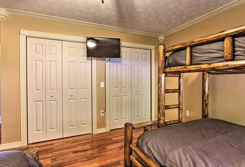 Luxe Cabin W/ Covered Pool + Smoky Mountain Vistas