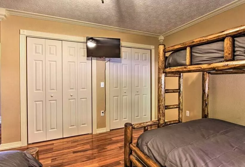 Luxe Cabin W/ Covered Pool + Smoky Mountain Vistas