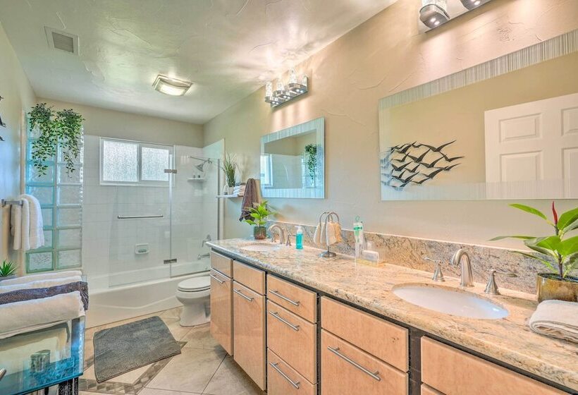 Luxe Granite Bay Home W/ Hot Tub, Fire Pits!