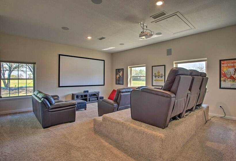 16 Acre Ranch In Pilot Point W/ Private Pond & Spa