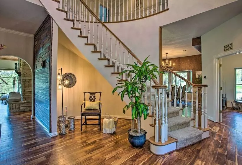 16 Acre Ranch In Pilot Point W/ Private Pond & Spa