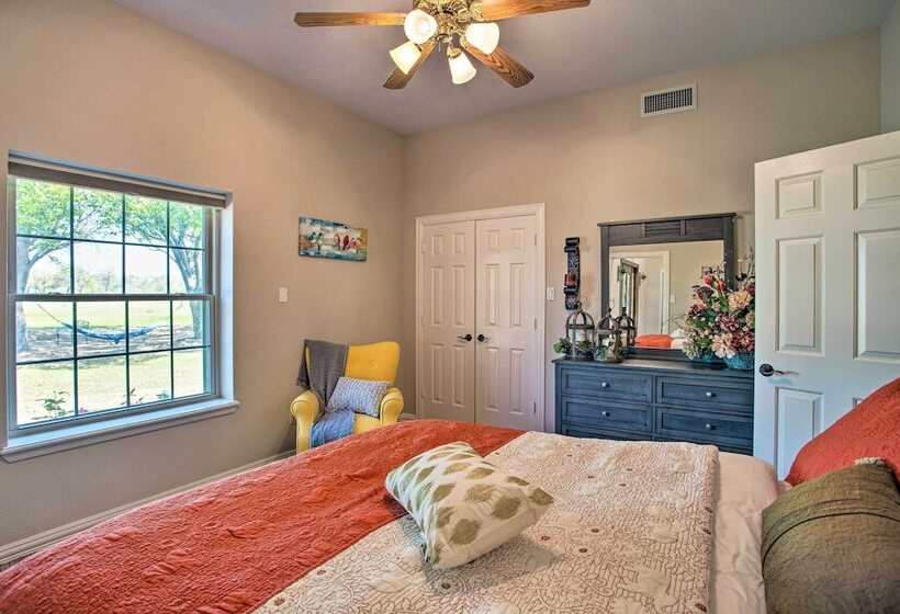 16 Acre Ranch In Pilot Point W/ Private Pond & Spa