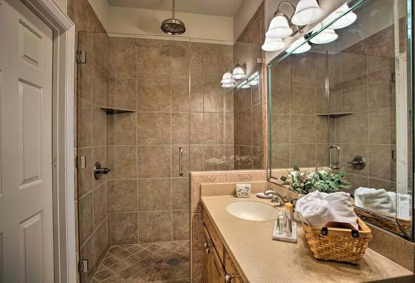 16 Acre Ranch In Pilot Point W/ Private Pond & Spa