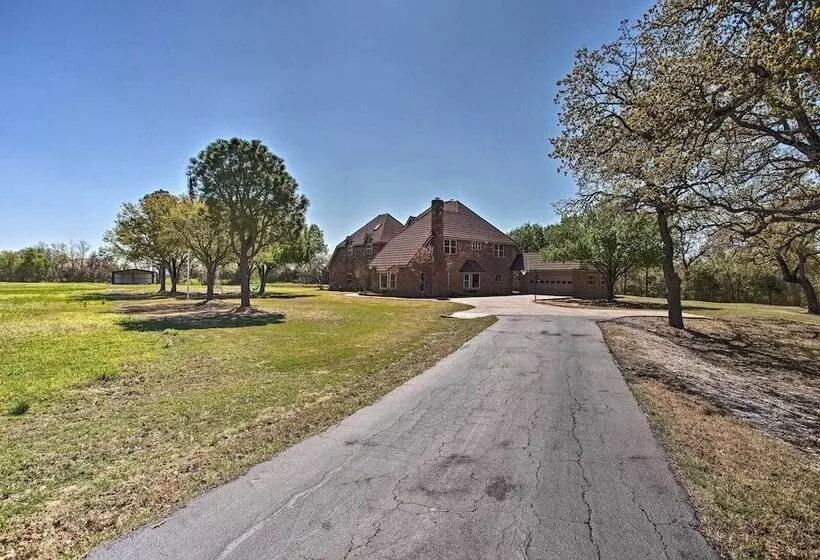 16 Acre Ranch In Pilot Point W/ Private Pond & Spa