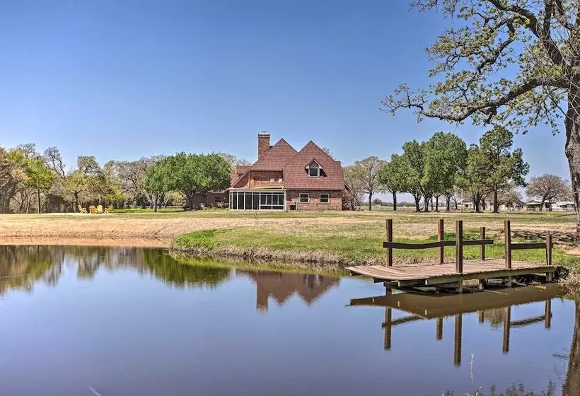 16 Acre Ranch In Pilot Point W/ Private Pond & Spa