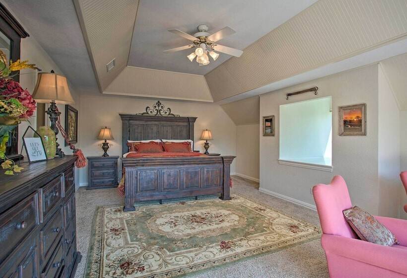 16 Acre Ranch In Pilot Point W/ Private Pond & Spa