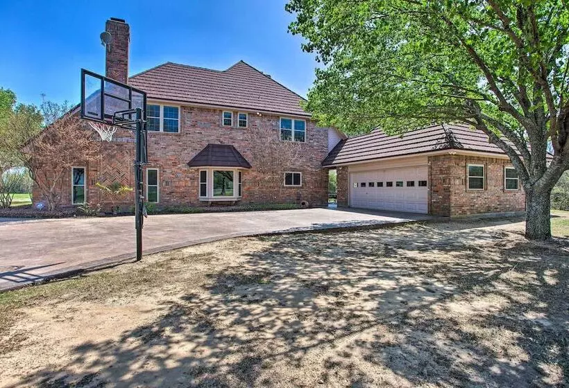 16 Acre Ranch In Pilot Point W/ Private Pond & Spa