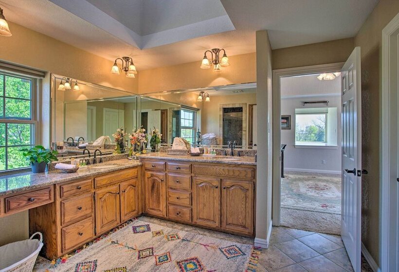 16 Acre Ranch In Pilot Point W/ Private Pond & Spa