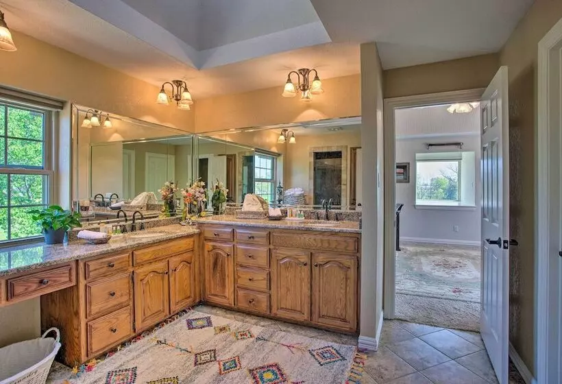 16 Acre Ranch In Pilot Point W/ Private Pond & Spa