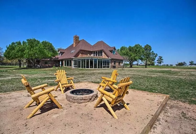 16 Acre Ranch In Pilot Point W/ Private Pond & Spa