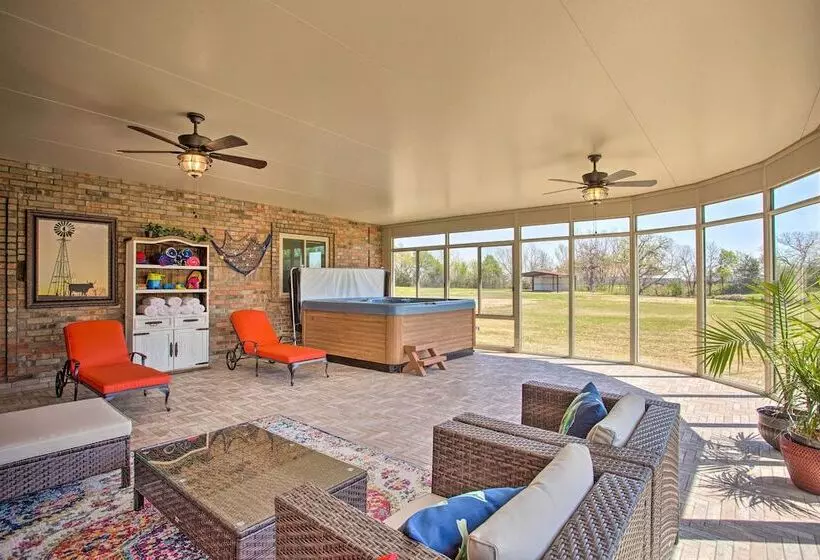 16 Acre Ranch In Pilot Point W/ Private Pond & Spa