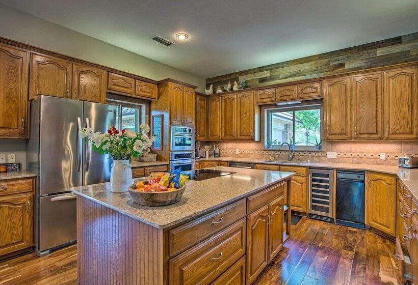 16 Acre Ranch In Pilot Point W/ Private Pond & Spa