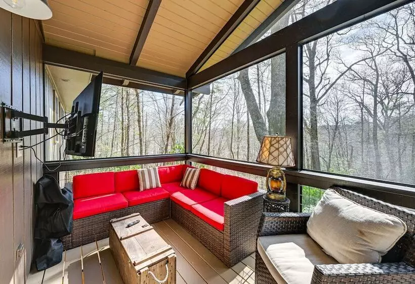 Luxury Highlands Cottage W/ Deck + Fireplace!