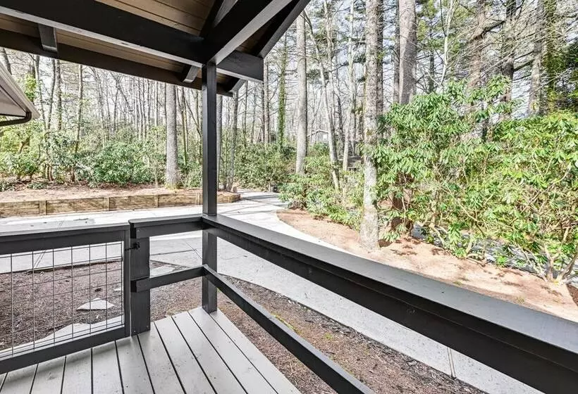 Luxury Highlands Cottage W/ Deck + Fireplace!