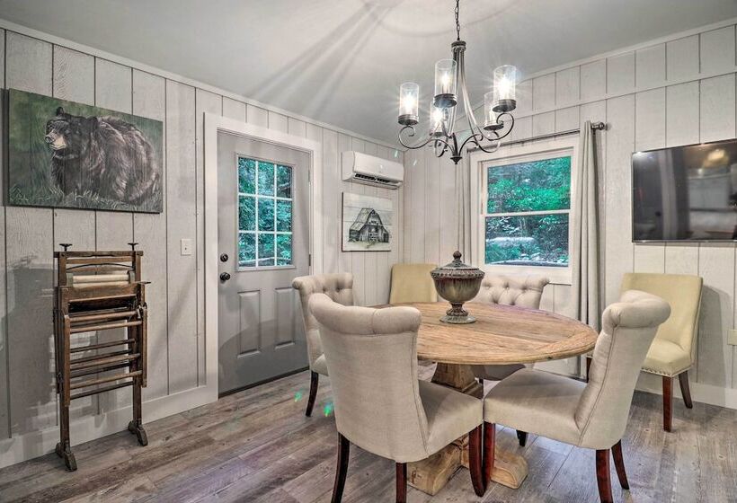 Luxury Highlands Cottage W/ Deck + Fireplace!