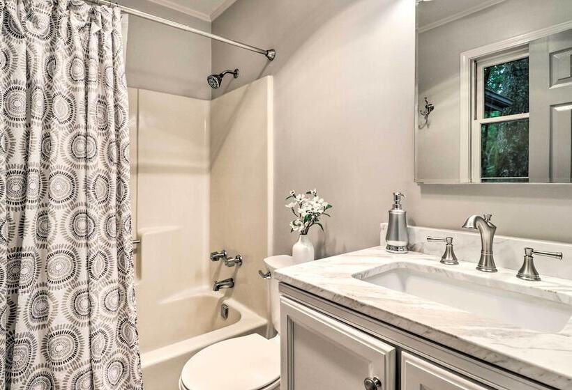 Luxury Highlands Cottage W/ Deck + Fireplace!