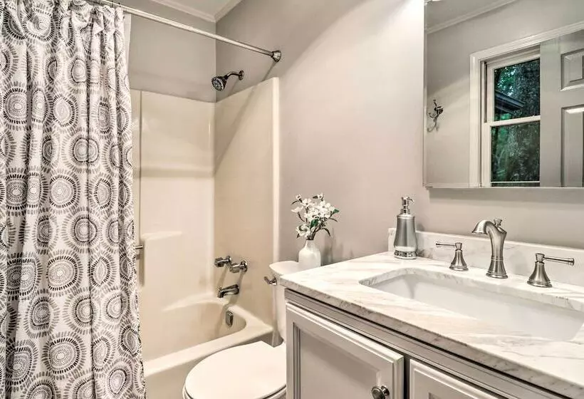 Luxury Highlands Cottage W/ Deck + Fireplace!