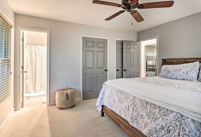 Luxury Highlands Cottage W/ Deck + Fireplace!