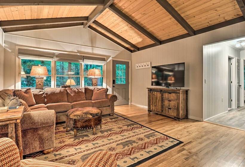 Luxury Highlands Cottage W/ Deck + Fireplace!