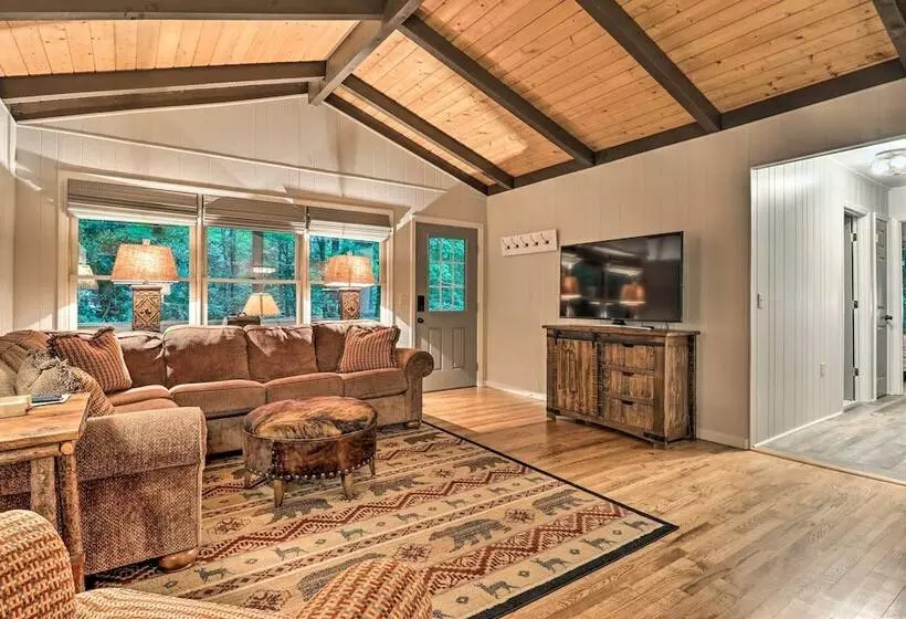 Luxury Highlands Cottage W/ Deck + Fireplace!